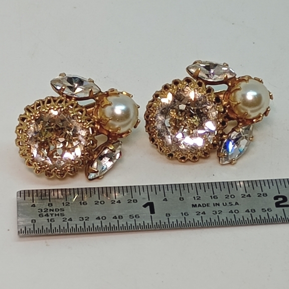 * vintage Schreiner faux pearl with clear crystals gold tone clip on earrings - Picture 3 of 12